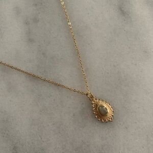 Elegant Gold Pendant Necklace